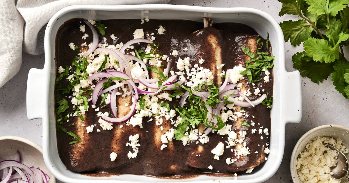 Enfrijoladas (Enchiladas with Creamy Black Bean Sauce) (Enchiladas with Creamy Black Bean Sauce)