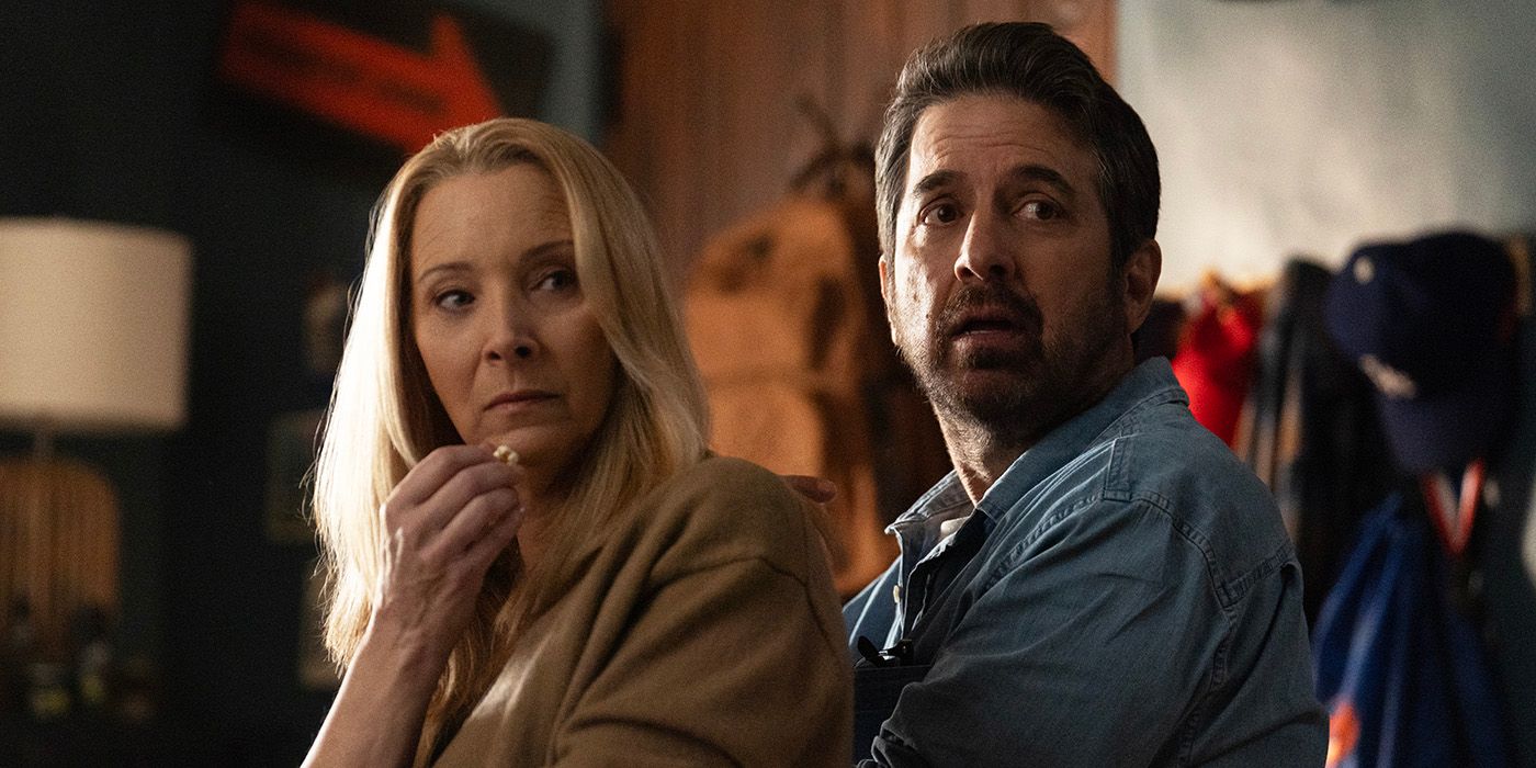 ‘No Good Deed’ Overview – Lisa Kudrow and Ray Romano Make a Bidding Conflict Chaotically Pleasing in Netflix Darkish Comedy